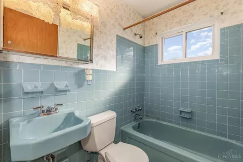 Bath - 1677 Hilltree Dr, Cincinnati, OH 45255 photo 1 of 2