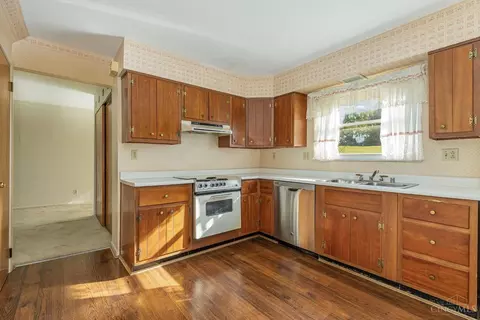 Kitchen - 1677 Hilltree Dr, Cincinnati, OH 45255 photo 2 of 5