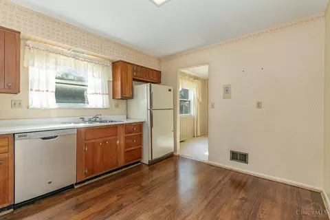 Kitchen - 1677 Hilltree Dr, Cincinnati, OH 45255 photo 3 of 5