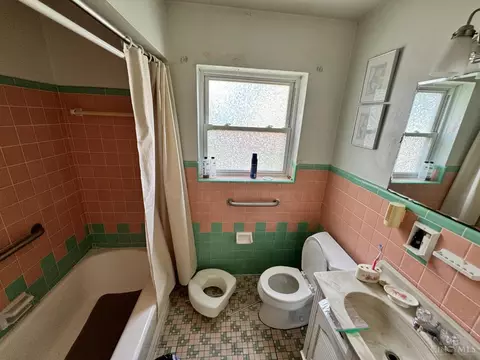 Bath - 270 Caldwell Dr, Cincinnati, OH 45216 photo 2 of 3