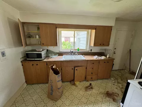 Kitchen - 270 Caldwell Dr, Cincinnati, OH 45216 photo 2 of 3