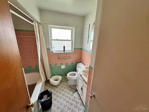 Bath - 270 Caldwell Dr, Cincinnati, OH 45216 photo 1 of 3