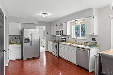 Kitchen - 1047 Glendale Dr, Batavia, OH 45103 photo 2 of 3