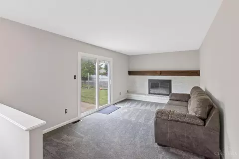 Living - 1047 Glendale Dr, Batavia, OH 45103 photo 3 of 4