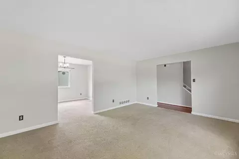 Living - 1047 Glendale Dr, Batavia, OH 45103 photo 2 of 4
