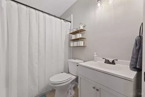 Bath - 1047 Glendale Dr, Batavia, OH 45103 photo 2 of 3