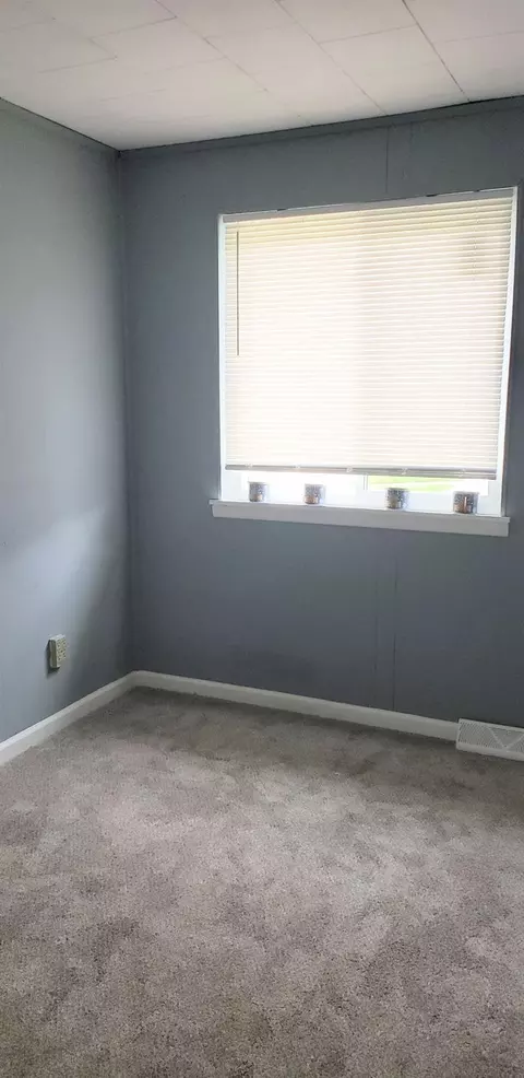 Bedroom - 2005 Teralta Cir, Cincinnati, OH 45211 photo 2 of 6