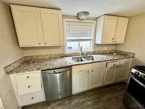 Kitchen - 955 Lindy Ave, Lincoln Heights, OH 45215 photo 2 of 3