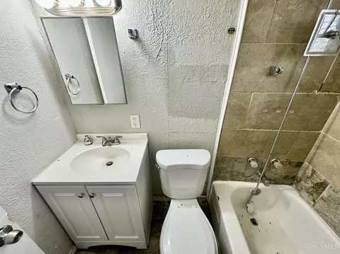 Bath - 955 Lindy Ave, Lincoln Heights, OH 45215 photo 2 of 4