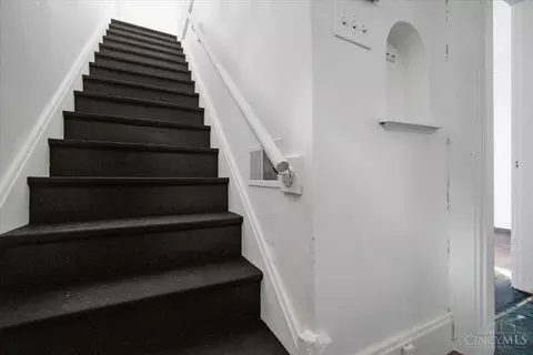 Entry Way - 3857 Vine St, Cincinnati, OH 45217 photo 3 of 4