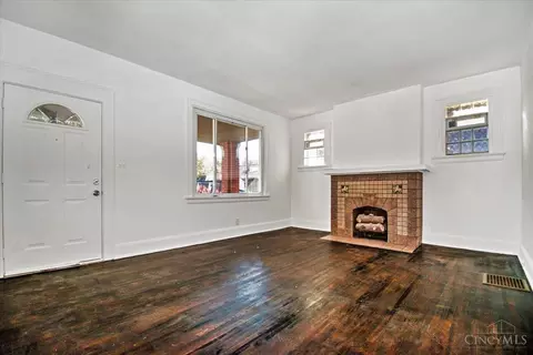 Living - 3857 Vine St, Cincinnati, OH 45217 photo 2 of 6