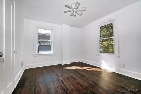 Bedroom - 3857 Vine St, Cincinnati, OH 45217 photo 4 of 5