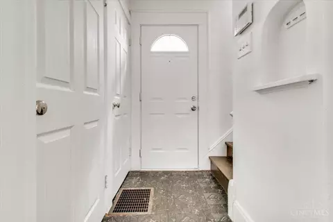 Entry Way - 3857 Vine St, Cincinnati, OH 45217 photo 2 of 4