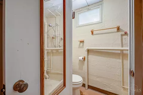 Bath - 2922 Ravogli Ave, Cincinnati, OH 45211 photo 2 of 2