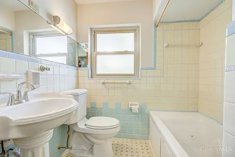 Bath - 2922 Ravogli Ave, Cincinnati, OH 45211 photo 1 of 2