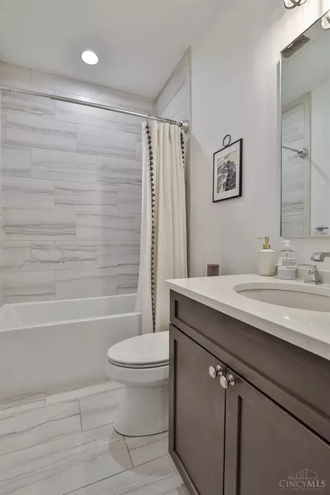 Bath - 620 Rushton Rd, Cincinnati, OH 45226 photo 5 of 6