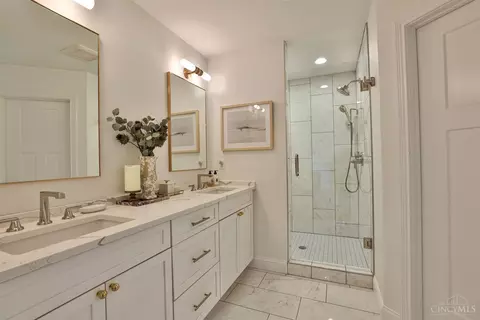 Bath - 620 Rushton Rd, Cincinnati, OH 45226 photo 1 of 6