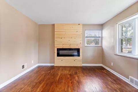 Living - 711 Jefferson Ave, Reading, OH 45215 photo 2 of 5
