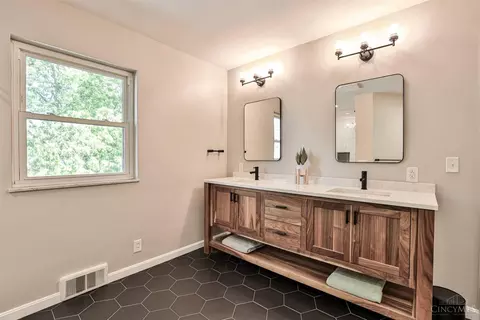 Bath - 7944 Shelldale Way, Montgomery, OH 45242 photo 2 of 7
