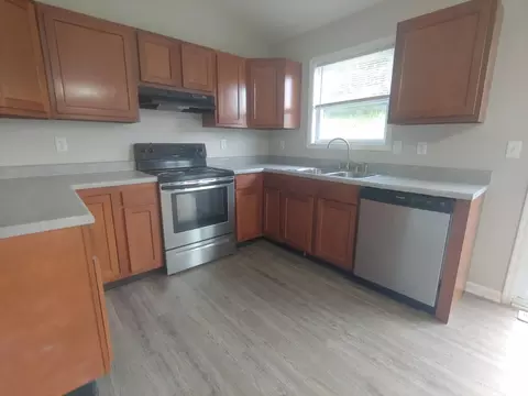 Kitchen - 976 Golfview Dr, Hamilton, OH 45013 photo 2 of 3