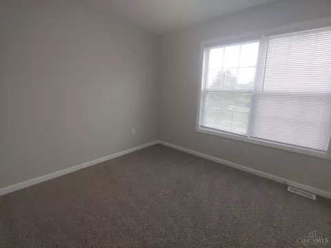 Bedroom - 976 Golfview Dr, Hamilton, OH 45013 photo 4 of 6