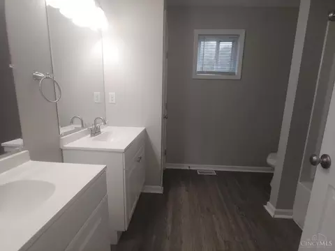 Bath - 976 Golfview Dr, Hamilton, OH 45013 photo 1 of 3