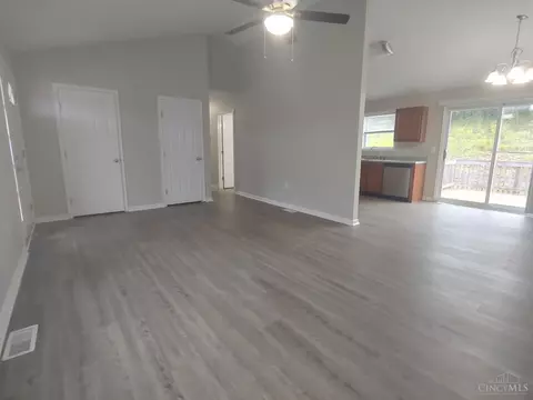Living - 976 Golfview Dr, Hamilton, OH 45013 photo 1 of 5