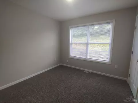 Bedroom - 976 Golfview Dr, Hamilton, OH 45013 photo 2 of 6