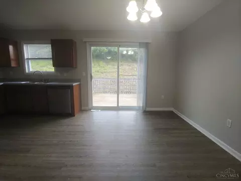 Living - 976 Golfview Dr, Hamilton, OH 45013 photo 4 of 5
