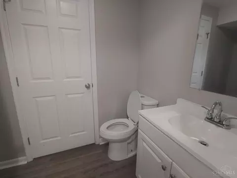Bath - 976 Golfview Dr, Hamilton, OH 45013 photo 3 of 3