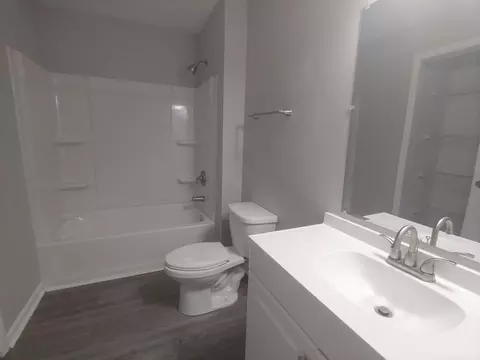 Bath - 976 Golfview Dr, Hamilton, OH 45013 photo 2 of 3