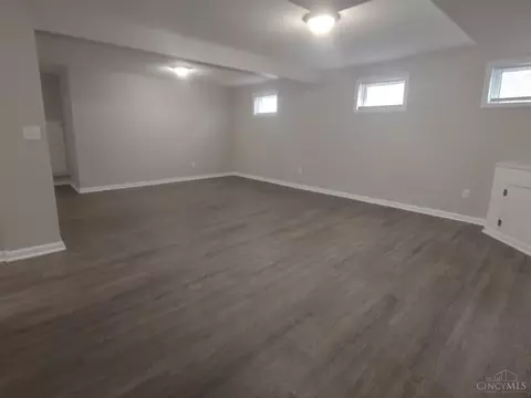 Living - 976 Golfview Dr, Hamilton, OH 45013 photo 5 of 5