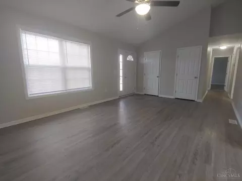 Living - 976 Golfview Dr, Hamilton, OH 45013 photo 3 of 5