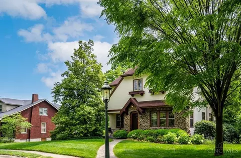6 Interwood Pl, Cincinnati, OH 45220 photo 2