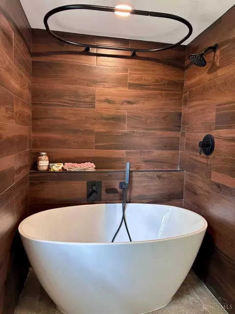 Bath - 1912 Greenpine Dr, Cincinnati, OH 45231 photo 2 of 4