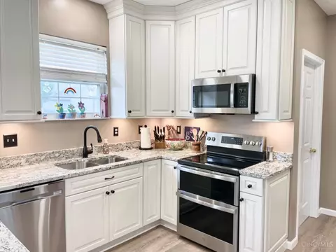 Kitchen - 302 Rawling Dr, Harrison, OH 45030 photo 5 of 9