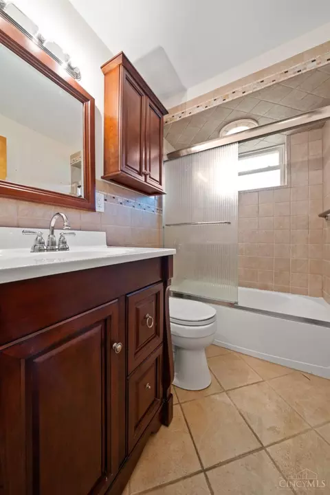 Bath - 3844 Crescent Dr, Cincinnati, OH 45245 photo 1 of 1