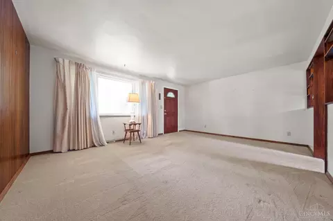 Living - 3844 Crescent Dr, Cincinnati, OH 45245 photo 2 of 3