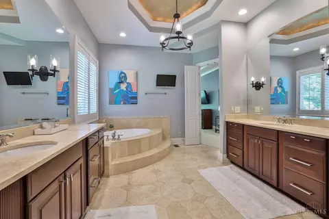 Bath - 7500 Algonquin Dr, Cincinnati, OH 45243 photo 3 of 7