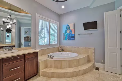 Bath - 7500 Algonquin Dr, Cincinnati, OH 45243 photo 4 of 7