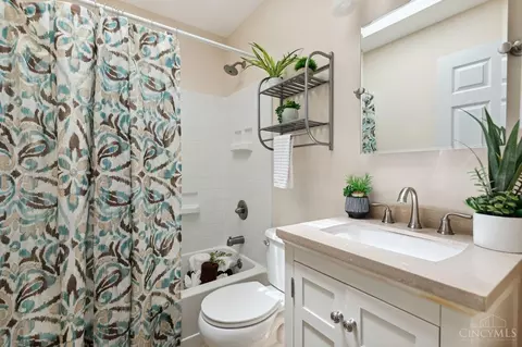 Bath - 2191 Candlemaker Dr, Cincinnati, OH 45244 photo 4 of 4