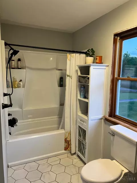 Bath - 2750 Middleboro Rd, Morrow, OH 45152 photo 2 of 3