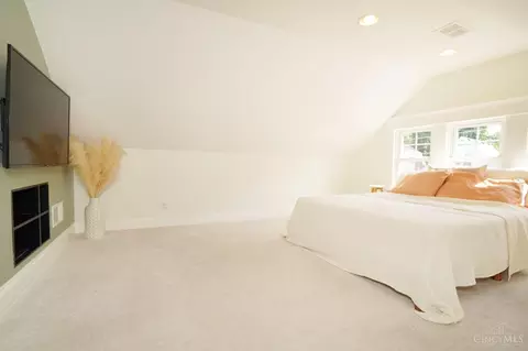 Bedroom - 4117 Maple Dr, Cincinnati, OH 45209 photo 6 of 6