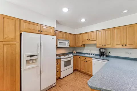 Kitchen - 1010 Timber Trl, Cincinnati, OH 45224 photo 2 of 2