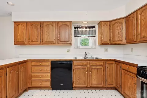 Kitchen - 4846 Beechwood Rd, Cincinnati, OH 45244 photo 4 of 5