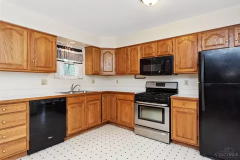 Kitchen - 4846 Beechwood Rd, Cincinnati, OH 45244 photo 3 of 5