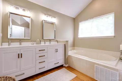 Bath - 2721 Christopher Ln, Batavia, OH 45103 photo 2 of 5