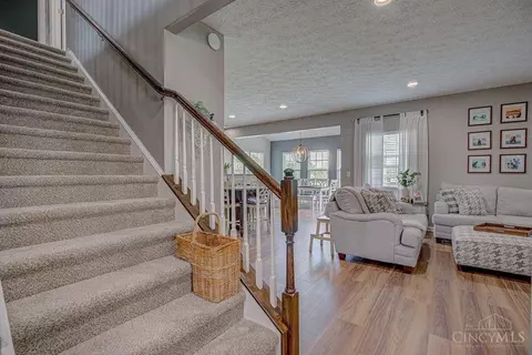 Entry Way - 9608 Kettering Ct, Harrison, OH 45030 photo 4 of 8