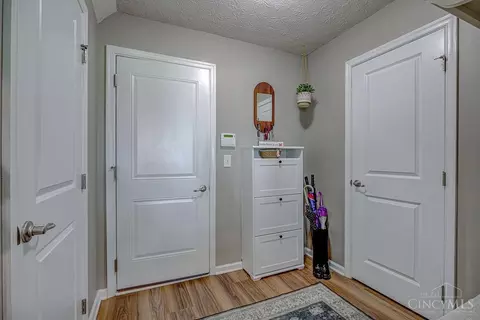 Entry Way - 9608 Kettering Ct, Harrison, OH 45030 photo 5 of 8
