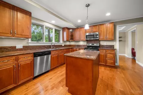 Kitchen - 8762 Birchbark Dr, Cincinnati, OH 45249 photo 4 of 5